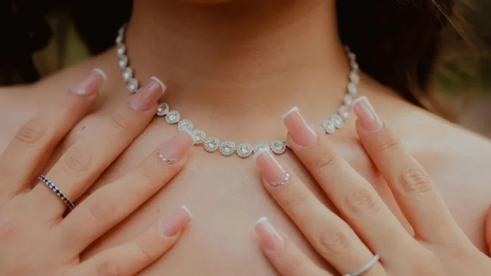 gold-silver-jewellery-skin-undertone Gold or Silver? Which Jewellery Suits Your Skin