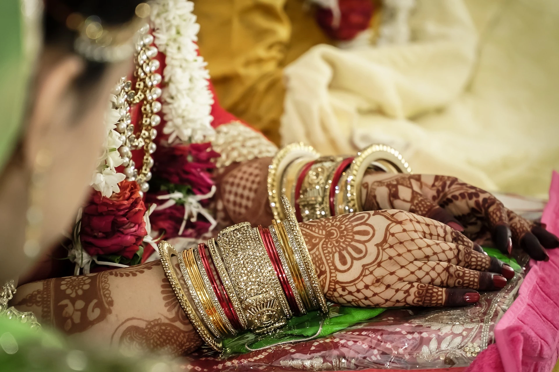 find best mehndi artist at home